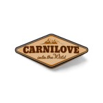 Carnilove הלוגו של קארנילאב כולל צורת יהלום עם הטקסט "Carnilove into the Wild" וקווי מתאר של הרים בתוך הצורה.