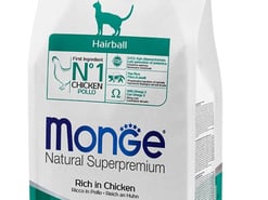 שקית מזון לחתולים Monge מונג' חתולים עוף היירבול, המכילה נוסחה עשירה בעוף למניעת כדורי שיער, עם צללית חתול על האריזה.