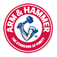 לוגו Arm & Hammer הכולל זרוע שרירית המחזיקה פטיש, מוקף בטקסט "ARM & HAMMER" ו-"THE STANDARD OF PURITY". העיצוב נקבע על רקע עגול אדום.