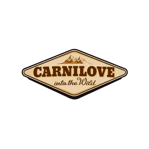 לוגו Carnilove עם הביטוי "אל תוך הפרא" ותמונות הרים על רקע יהלום שזוף.