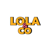 הכיתוב "LOLA & CO" באותיות צהובות מודגשות, עם טביעת כפה בתוך האות "O" במילה "LOLA" וסמל ה-"&" בצבע ורוד.