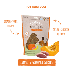 אריזת המוצר "SAMMY'S סאמיס חטיף טבעי לכלב רצועות בקר עסיסי (העתק)" לכלבים בוגרים, המוצגת עם רצועות, נתחי עוף וברווז גולמיים, דלעת ורצועות בקר; התוויות מדגישות כי חטיף טבעי לכלב זה מכיל מתכון נטול דגנים ומרכיבים טריים.
