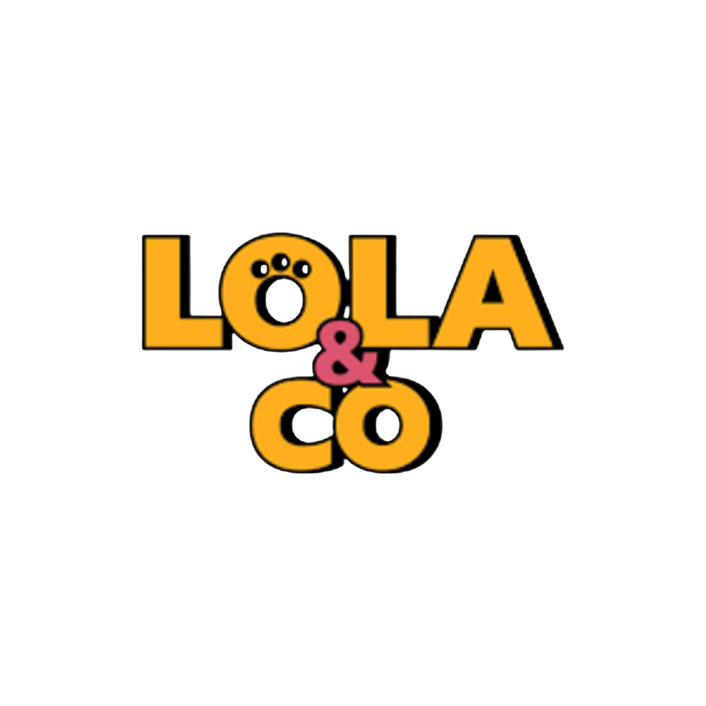 הכיתוב "LOLA & CO" באותיות צהובות מודגשות, עם טביעת כפה בתוך האות "O" במילה "LOLA" וסמל ה-"&" בצבע ורוד.