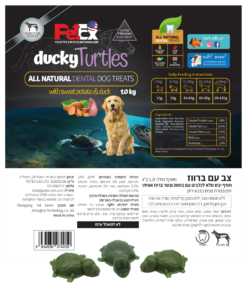 אריזה של PETEX פטקס חטיף דנטלי צבי ים במילוי בטטה וברווז, הכוללת תמונה של כלב גולדן רטריבר, צבים, הוראות האכלה, רשימת מרכיבים, ושלושה חטיפים בצורת צבים ירוקים בתחתית האריזה.